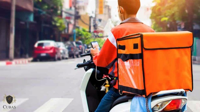 Aplicativo de delivery deve indenizar consumidora filmada por motoboy durante entrega