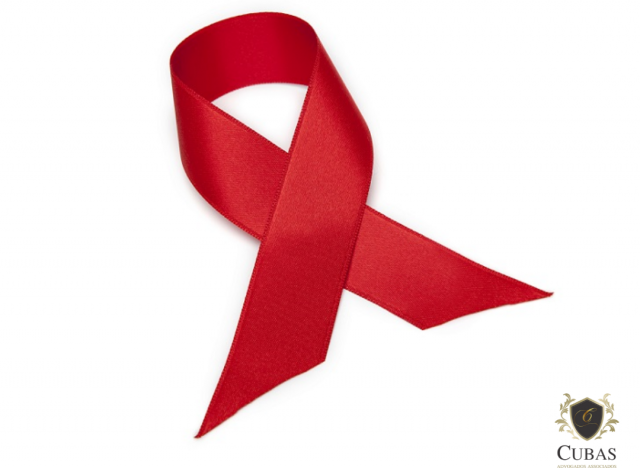 Auxiliar de fbrica despedida aps informar que tem HIV deve ser indenizada