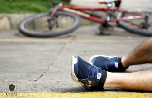 Ciclista que fraturou dentes ao cair em bueiro aberto na via pblica ser indenizada