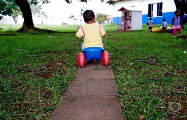 Condomnio deve indenizar beb acidentado por falha na segurana