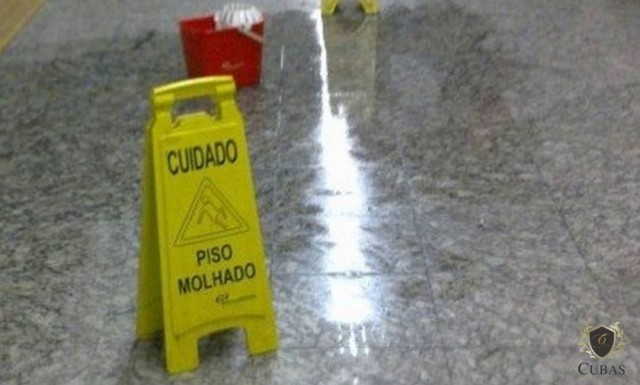 Estabelecimento deve indenizar consumidora acidentada em piso molhado