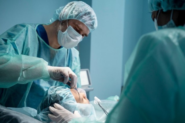 Garota com doena rara consegue cirurgia e fornecimento de prtese mandibular