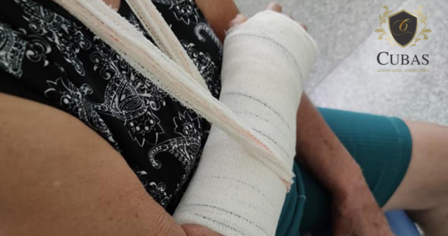 Idosa que teve brao fraturado ao ficar presa em porta de nibus deve ser indenizada