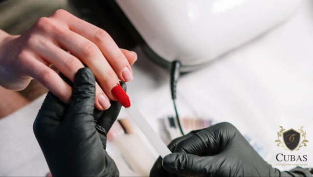 Manicure de So Paulo obtm vnculo empregatcio com salo de beleza