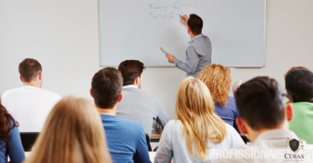 Professor universitrio dispensado no incio do semestre letivo ter direito a indenizao