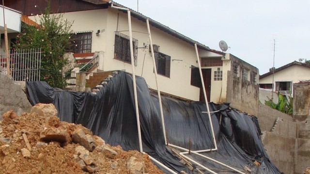 Vizinha de prdios em obras, dona de casa ser indenizada por avarias da construtora