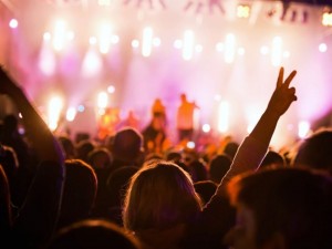 Adolescentes retiradas de show sero indenizadas