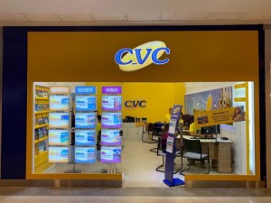 Agncia de viagem e companhia area deve indenizar passageira por falta de assistncia