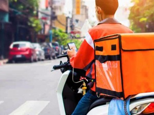Aplicativo de delivery deve indenizar consumidora filmada por motoboy durante entrega