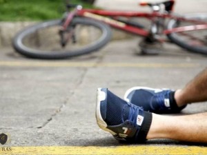 Ciclista que fraturou dentes ao cair em bueiro aberto na via pblica ser indenizada