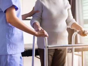 Clnica geritrica deve pagar adicional de insalubridade em grau mximo a cuidadora