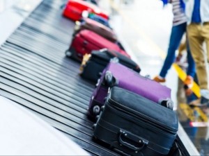 Companhia area deve indenizar em R$ 8 mil cliente que teve objetos furtados da mala