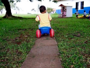 Condomnio deve indenizar beb acidentado por falha na segurana