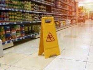 Consumidora que sofreu queda em supermercado deve ser indenizada