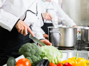 Cozinheira que trabalhou sem carteira assinada tem vnculo de emprego reconhecido com restaurante