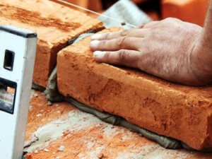 Dano moral por falhas de construo  devido somente se o imvel no puder ser habitado