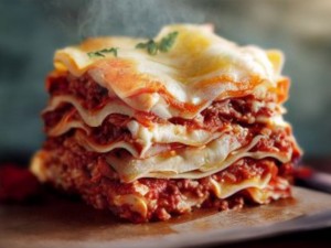 Empresa que comercializou lasanha com caco de vidro paga dano moral para consumidores