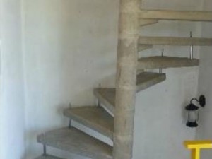 Idoso que fraturou vrtebras ao cair de escada de pousada sem corrimo ser indenizado
