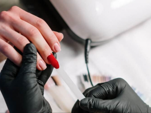 Manicure de So Paulo obtm vnculo empregatcio com salo de beleza