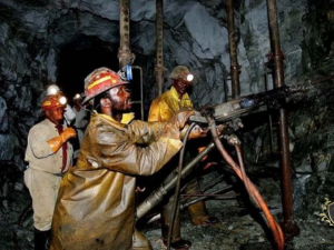 Mineradora ter que pagar indenizao a companheira e filhos de trabalhador morto por silicone