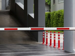 Motorista roubado antes de cruzar a cancela do estacionamento de shopping ser indenizado