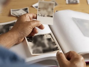 Mulher prova unio estvel de 20 anos com fotos antigas e registros de noivado