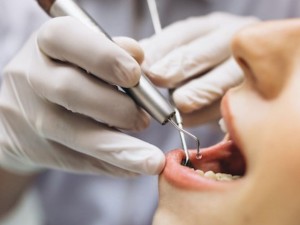 Paciente que sofreu 3 meses por extrao dentria grosseira ser indenizada por clnica