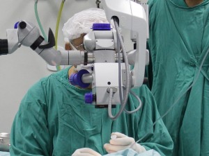 Paciente que sofreu danos em cirurgia nos olhos por falta de anestesia ser indenizada
