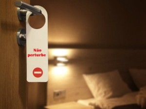 Quarto de hotel com mofo e infiltrao gera indenizao a hspedes