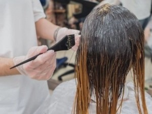 Salo deve indenizar cliente por perda de cabelos e transtornos aps tratamento falho