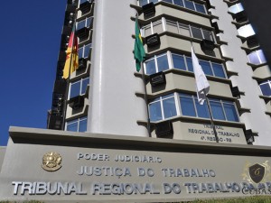 TRT-4 reverte despedida por justa causa de tcnico de enfermagem em razo de duplicidade da punio