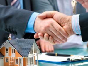 Tabelio, corretor e banco devem indenizar vtima de fraude imobiliria