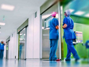 Tcnico de enfermagem proibido de sair de hospital no intervalo dever ser indenizado