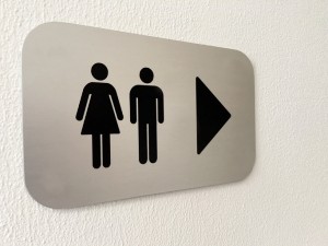 Trabalhadora que aguardava at duas horas para poder ir ao banheiro deve ser indenizada